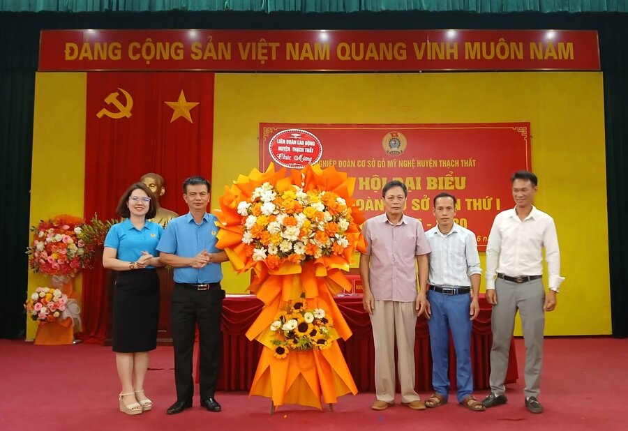 The leaders of the Thach That District Labor Federation congratulated the 1st Congress of the Thach That Forestry Union. Photo: Hai Yen