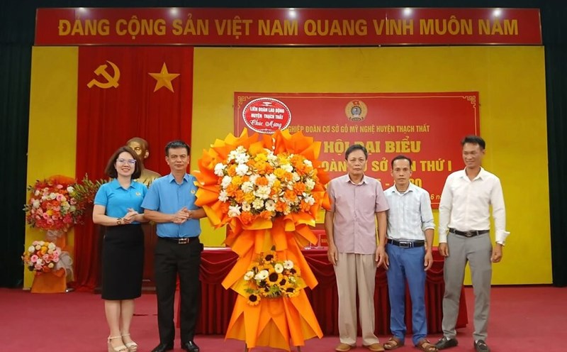 The leaders of the Thach That District Labor Federation congratulated the 1st Congress of the Thach That Forestry Union. Photo: Hai Yen