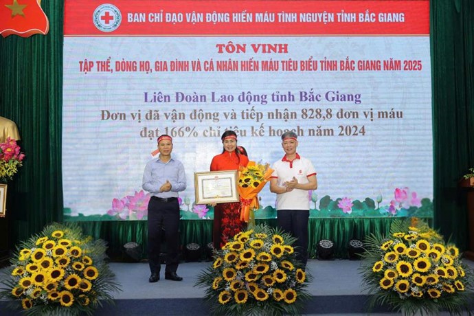 Gần 1.000 cán bộ, đoàn viên, người lao động tham gia hiến máu tình nguyện