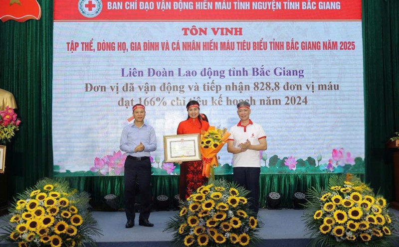 The leaders of the Bac Giang Provincial Labor Federation received a certificate of merit from the Chairman of the Provincial People's Committee for their outstanding achievements in mobilizing and participating in voluntary blood donation. Photo: Nguyen Thi Mo