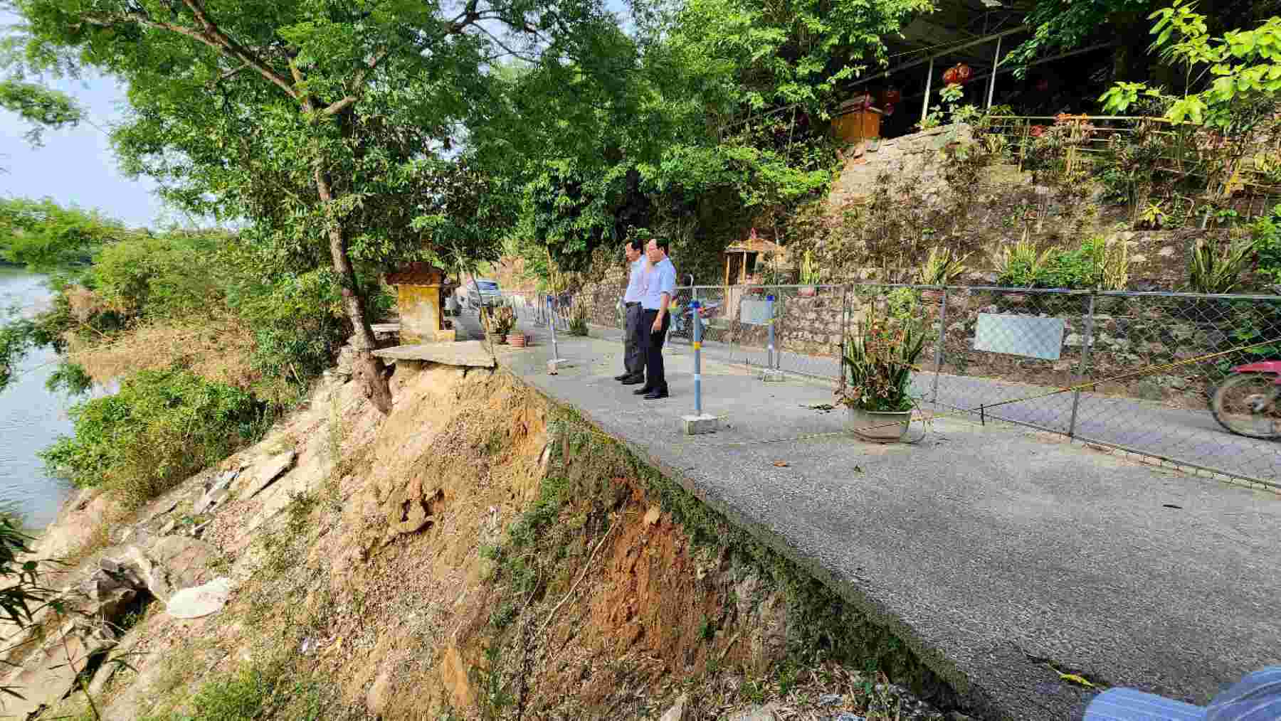 Landslide at Km14+500 Provincial Road 624B, narrow road, potential risk of accidents. Photo: Vien Nguyen