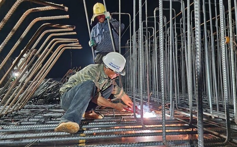 Workers work hard all night on the Quang Ngai - Hoai Nhon Expressway. Photo: Vien Nguyen