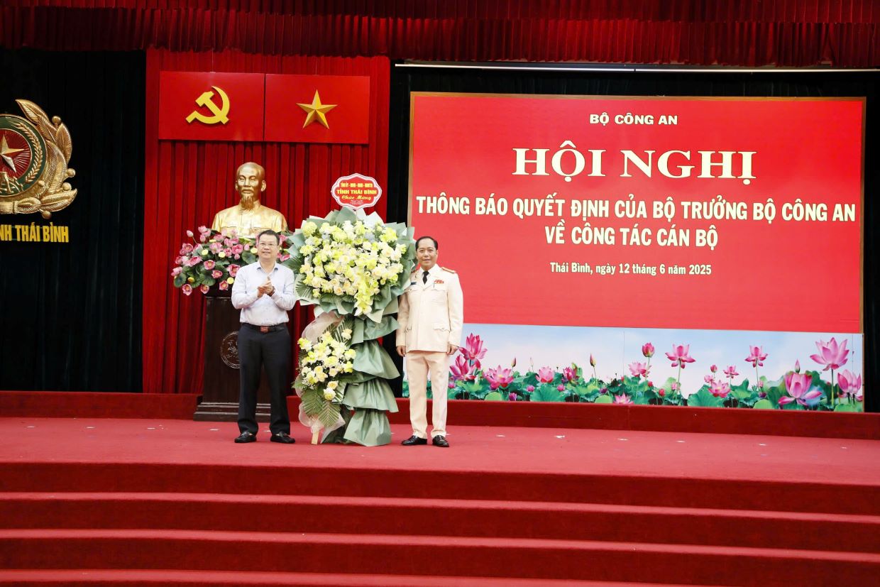 Chu tich UBND tinh Thai Binh Nguyen Manh Hung tang hoa chuc mung Dai ta Pham Manh Hung. Anh: