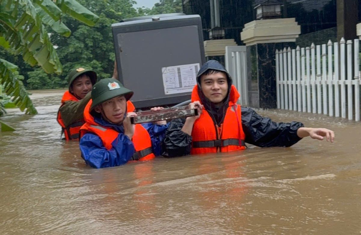Lao Bao Town Police moved people's property to a high place. Photo: Han Nguyen