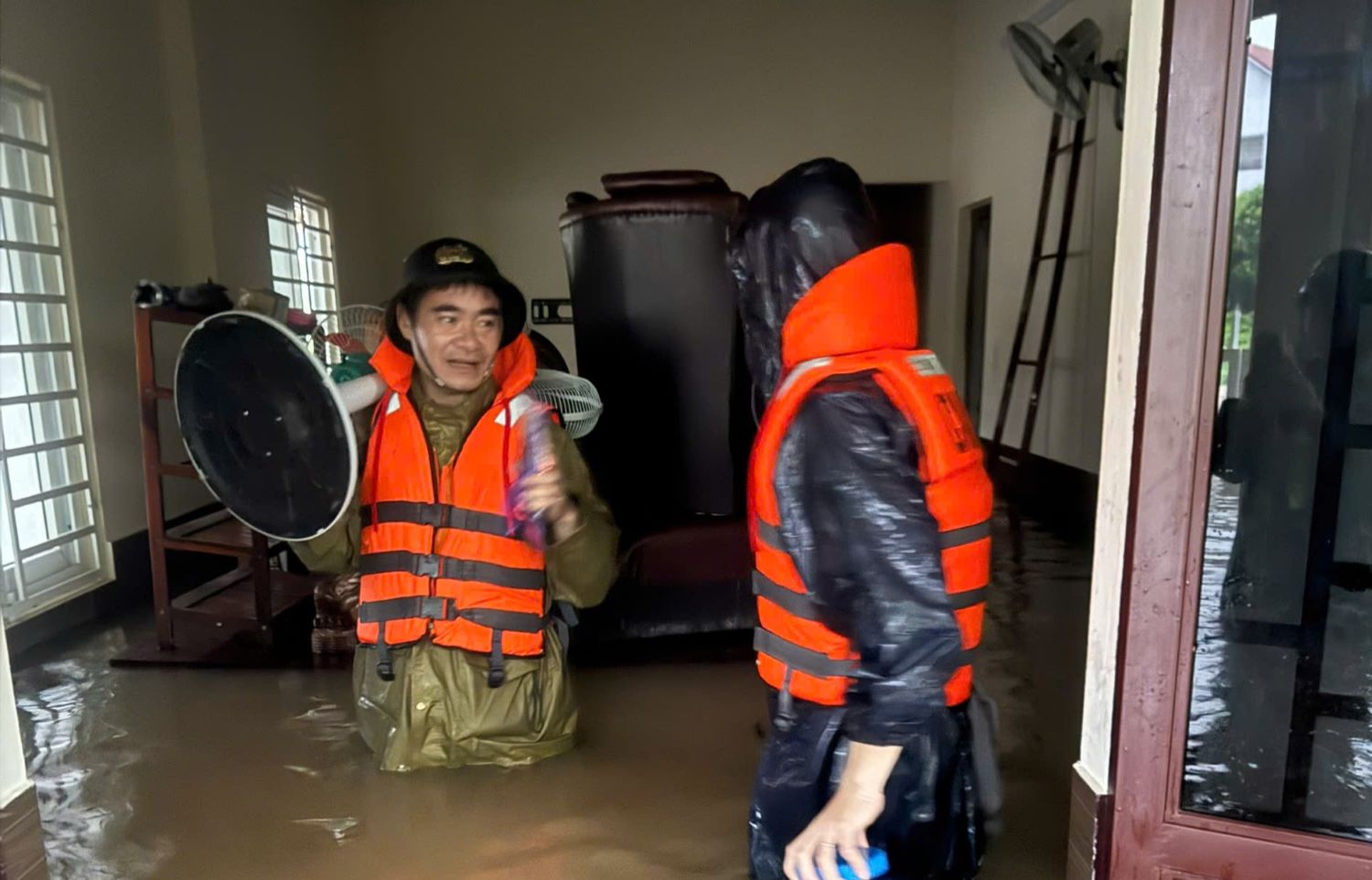 Trong sang 13.6, cac luc luong tiep tuc nam dia ban, san sang di doi nguoi, tai san o khu vuc bi ngap. Anh: Han Nguyen