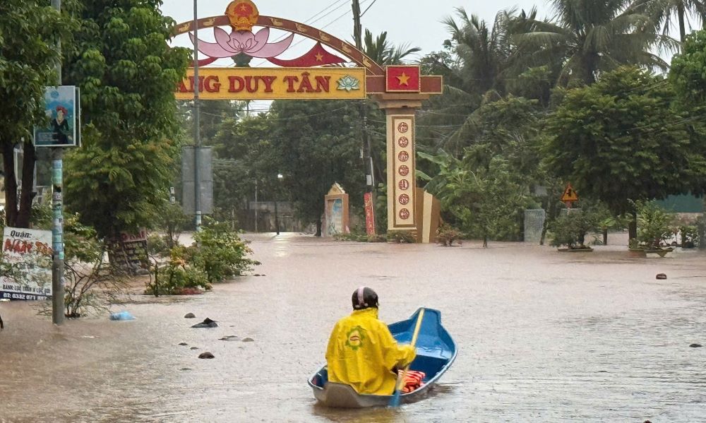 Nuoc song Se Pon dang cao, tran vao khu dan cu. Anh: Han Nguyen