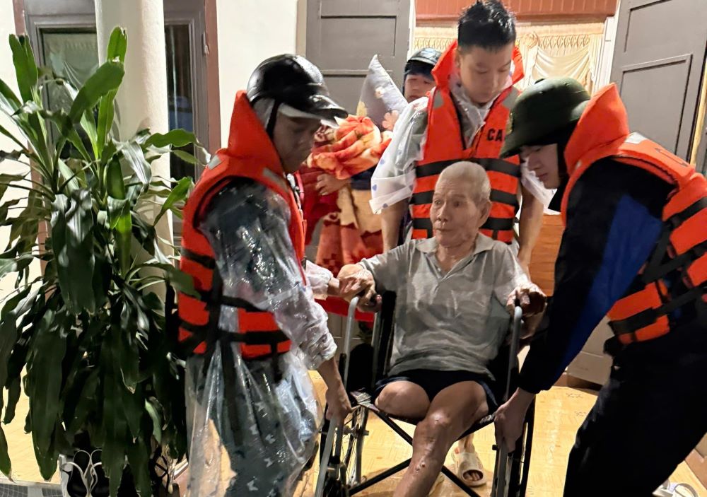 Ho tro so tan nguoi gia den noi cao de tranh ngap lut. Anh: Han Nguyen