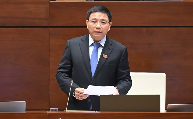 Minister of Finance Nguyen Van Thang explained a number of specific mechanisms and policies for the development of Hai Phong City. Photo: Quochoi.vn