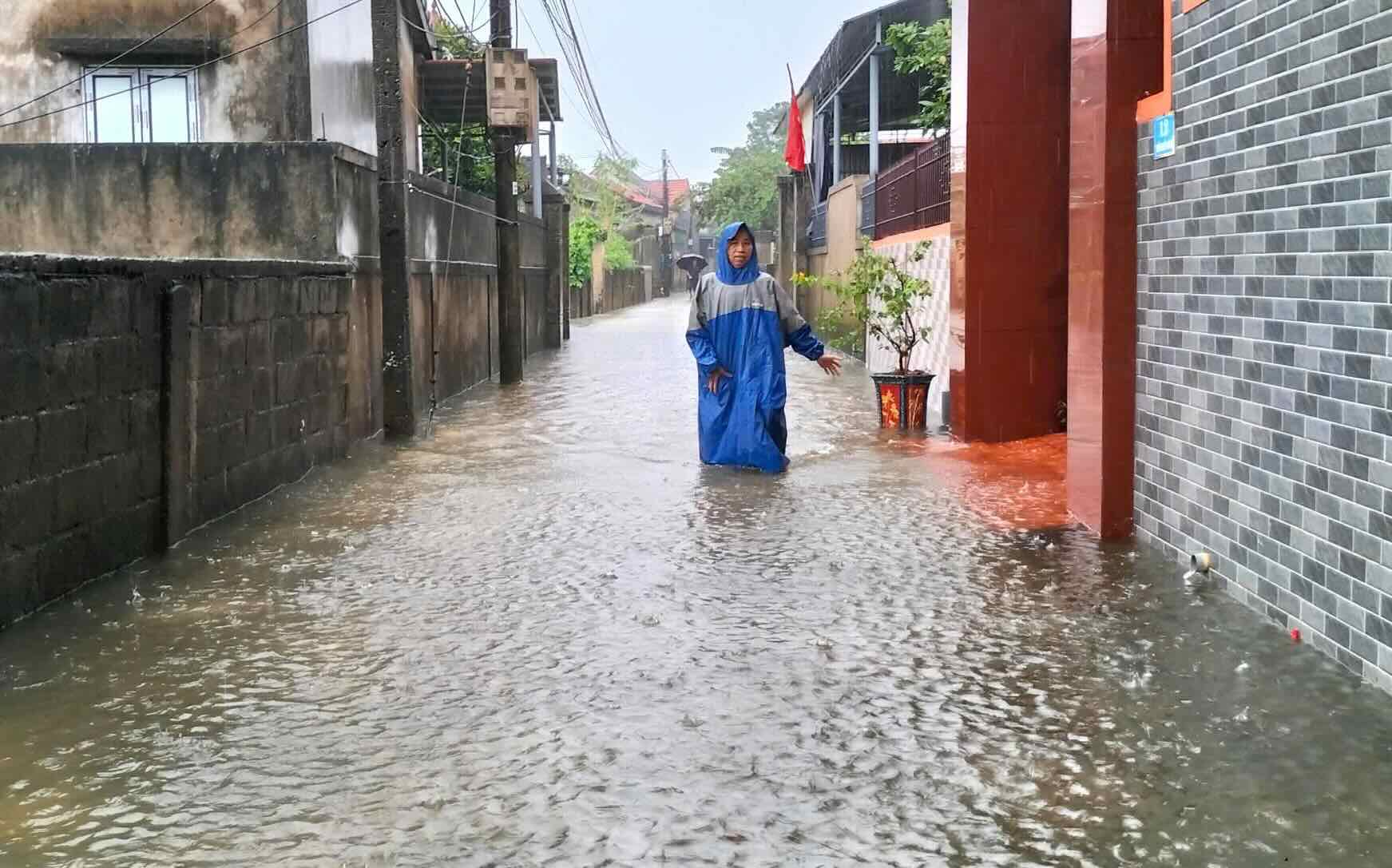 El agua comenzo a inundar algunos caminos en el distrito de Le Thuy. Foto: Mau Tinh