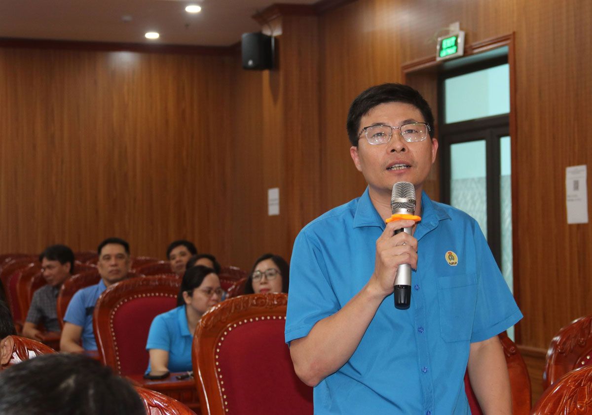 Union officials shared information at the training session. Photo: Nam Dinh Trade Union