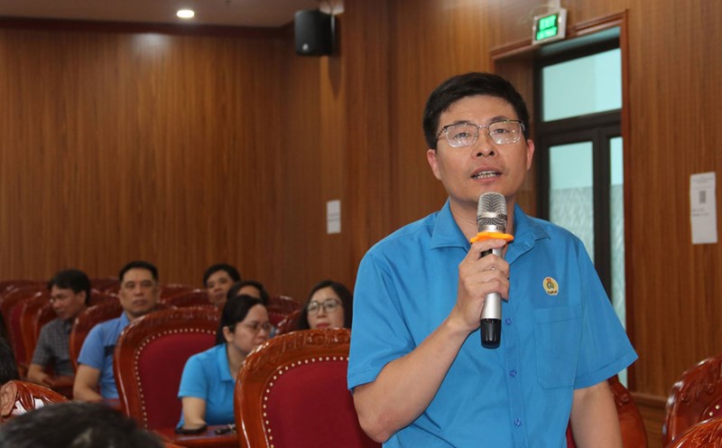 Union officials shared information at the training session. Photo: Nam Dinh Trade Union