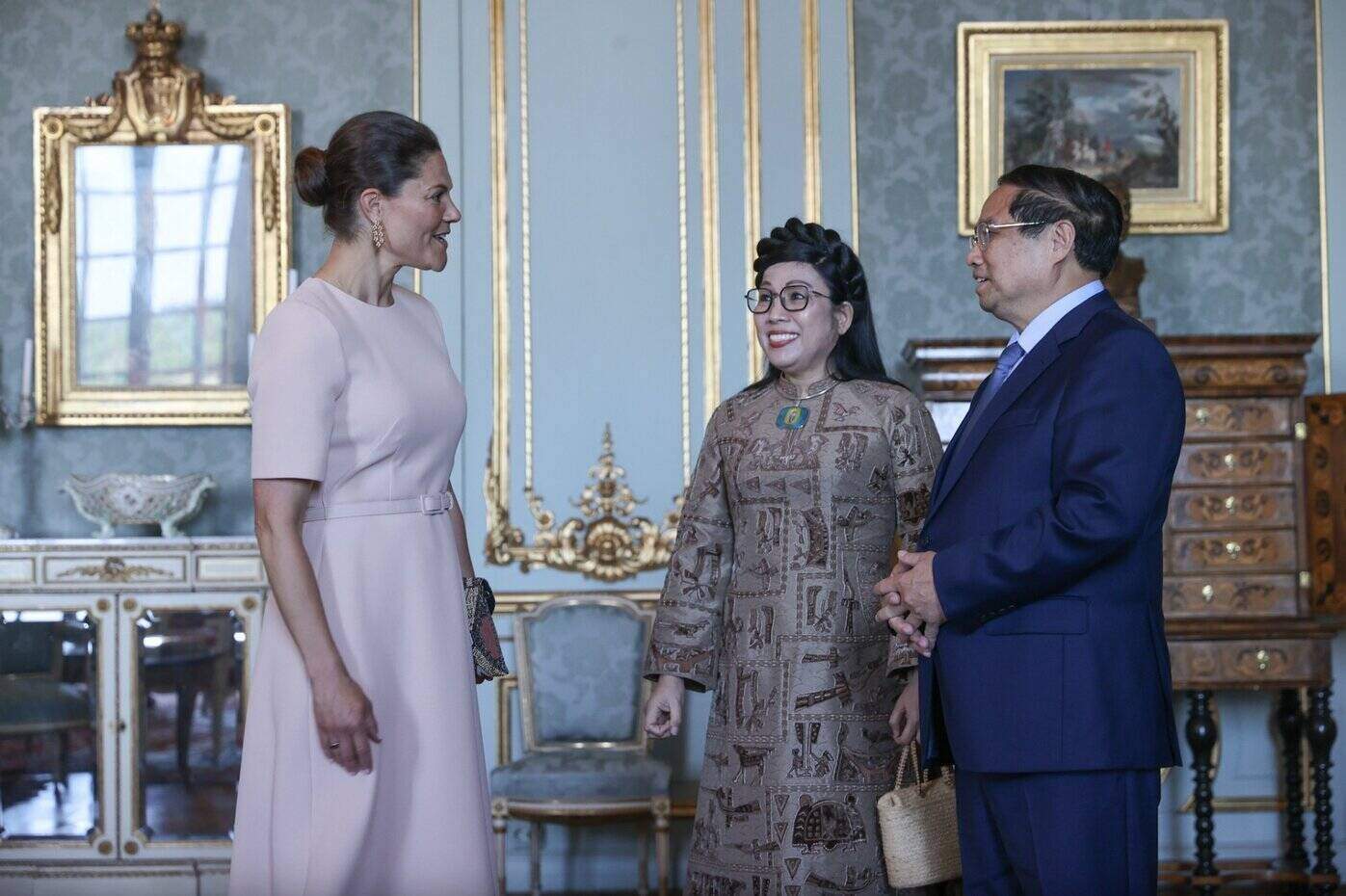 La princesa sueca Victoria da la bienvenida al miembro del Politburo, el primer ministro Pham Minh Chinh y su esposa. Foto: VGP