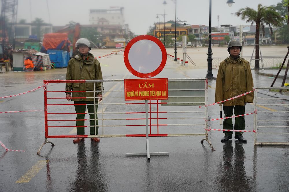 Heavy rain caused the river water to rise, prohibiting vehicles from crossing the Dap Da bridge, people did not go to the Go Lim bridge. Photo: Nguyen Luan