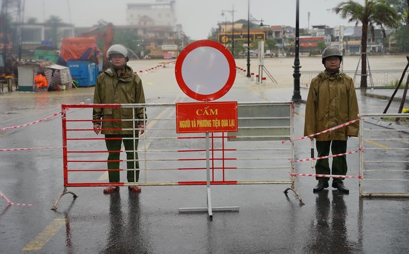 Heavy rain caused the river water to rise, prohibiting vehicles from crossing the Dap Da bridge, people did not go to the Go Lim bridge. Photo: Nguyen Luan