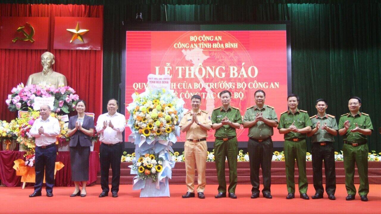 Los lideres de la provincia de Hoa Binh y el Ministerio de Seguridad Publica felicitaron al coronel Do Thanh Binh a recibir la decision de celebrar al director del Departamento de Policia de Trafico. Foto: Policia de la provincia de Hoa Binh
