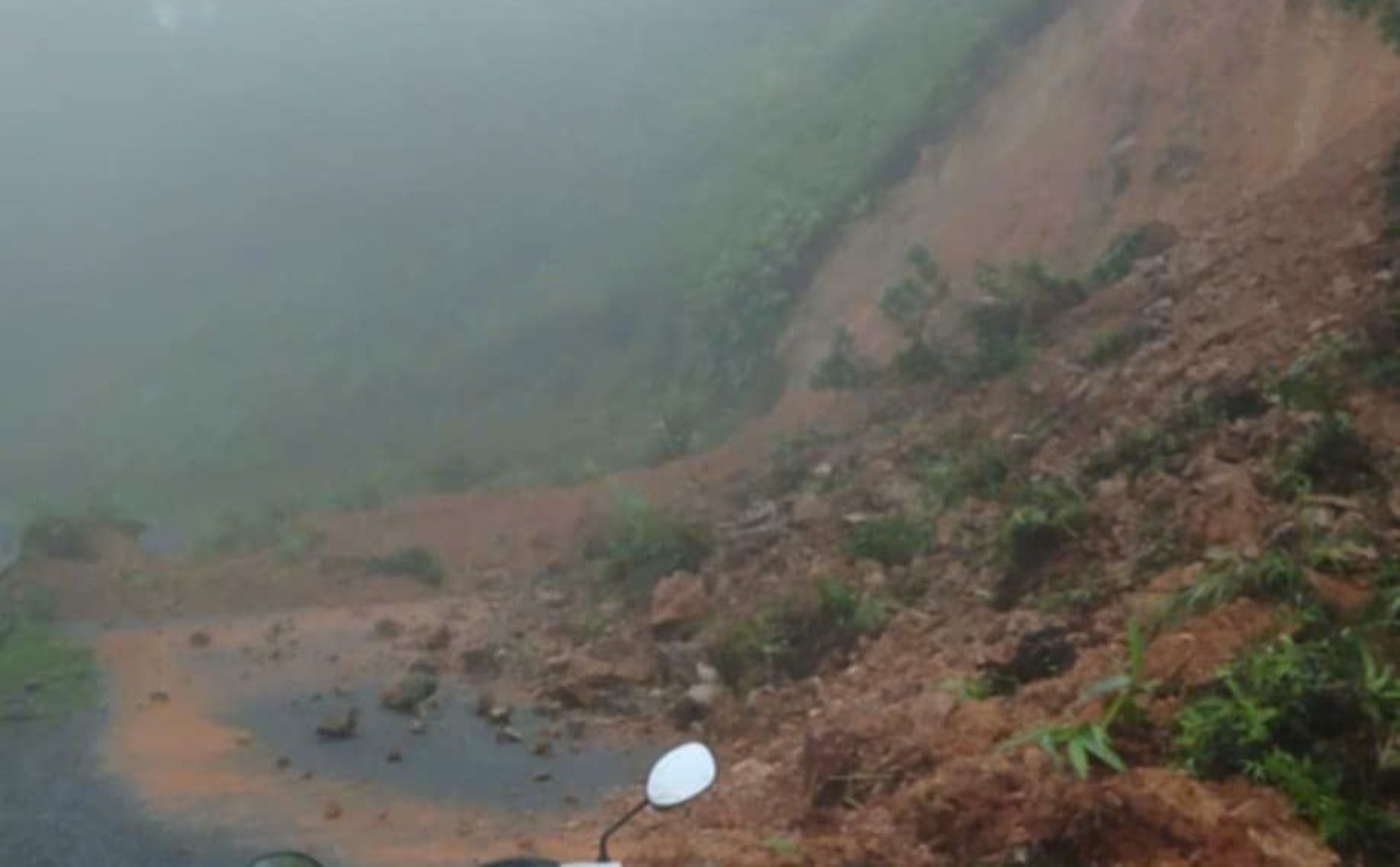 Duong Ho Chi Minh doan qua xa Huong Viet xuat hien sat lo. Anh: Han Nguyen