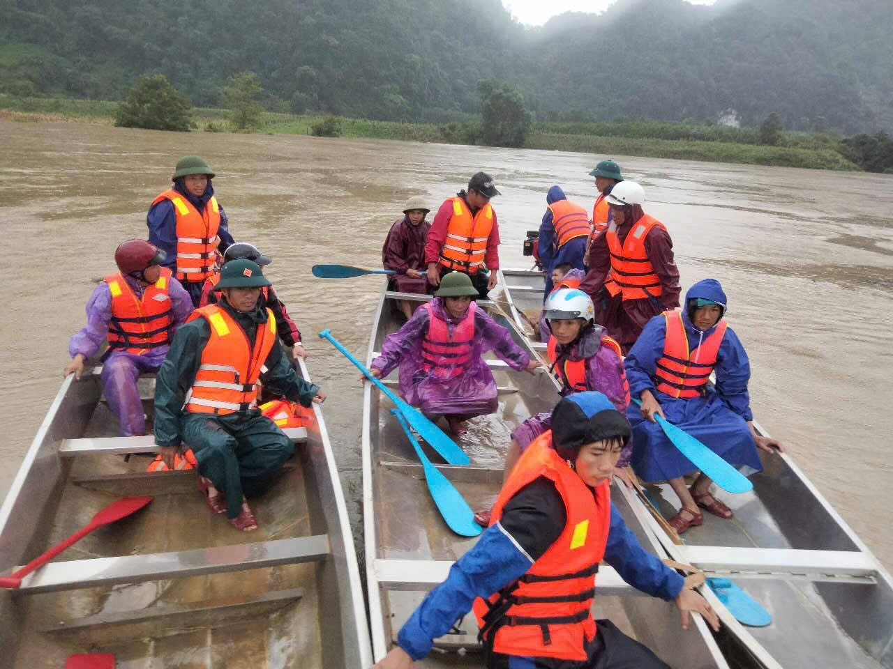 Las fuerzas funcionales buscan personas desaparecidas. Foto: Dinh Duan