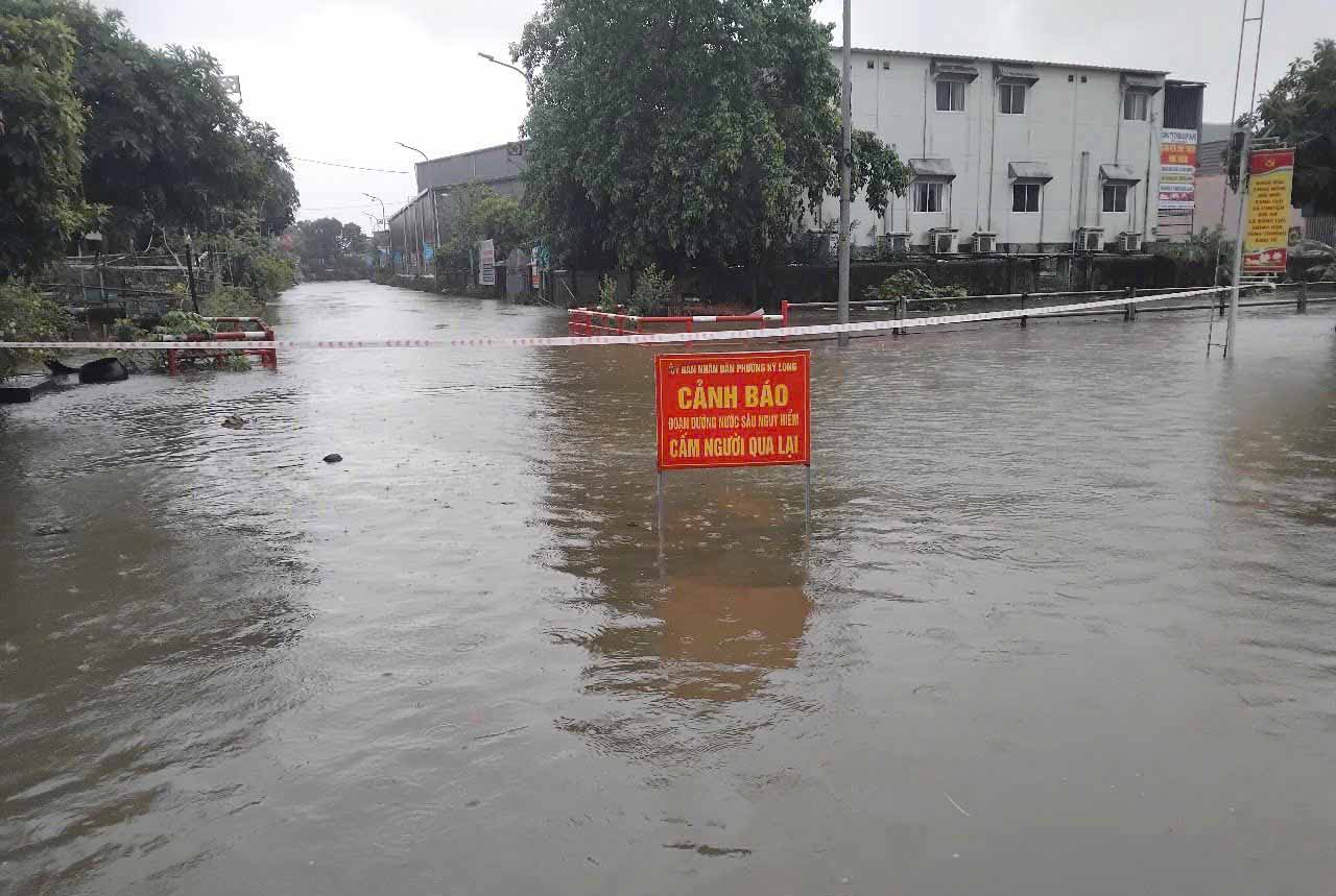 Inundada en Ky Long Ward, la policia de Ward habia prohibido signos de transporte. Foto: Long Anh.