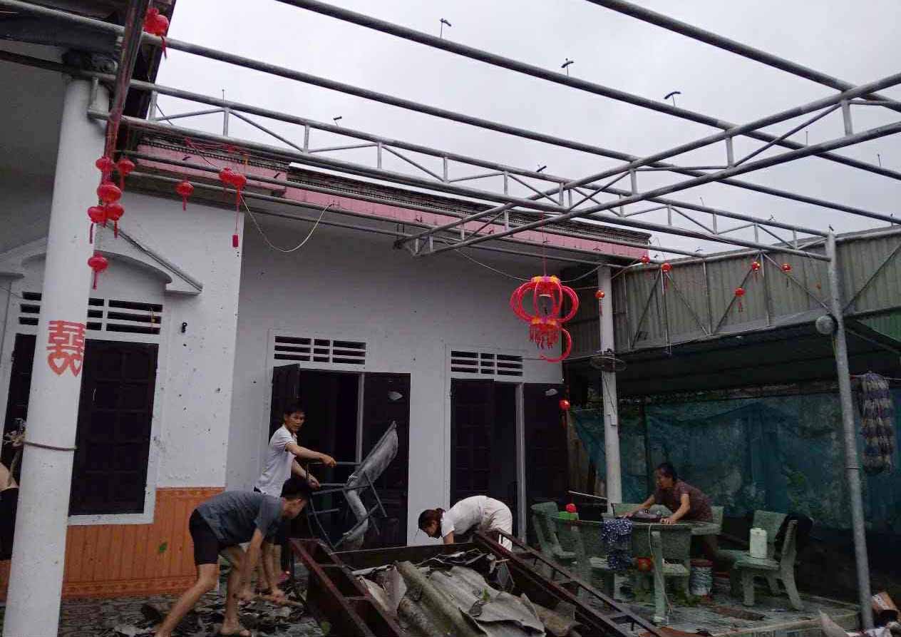 Mot so nha dan o xa Cam Trung bi toc mai vao chieu toi ngay 12.6. Anh: Tran Hung.