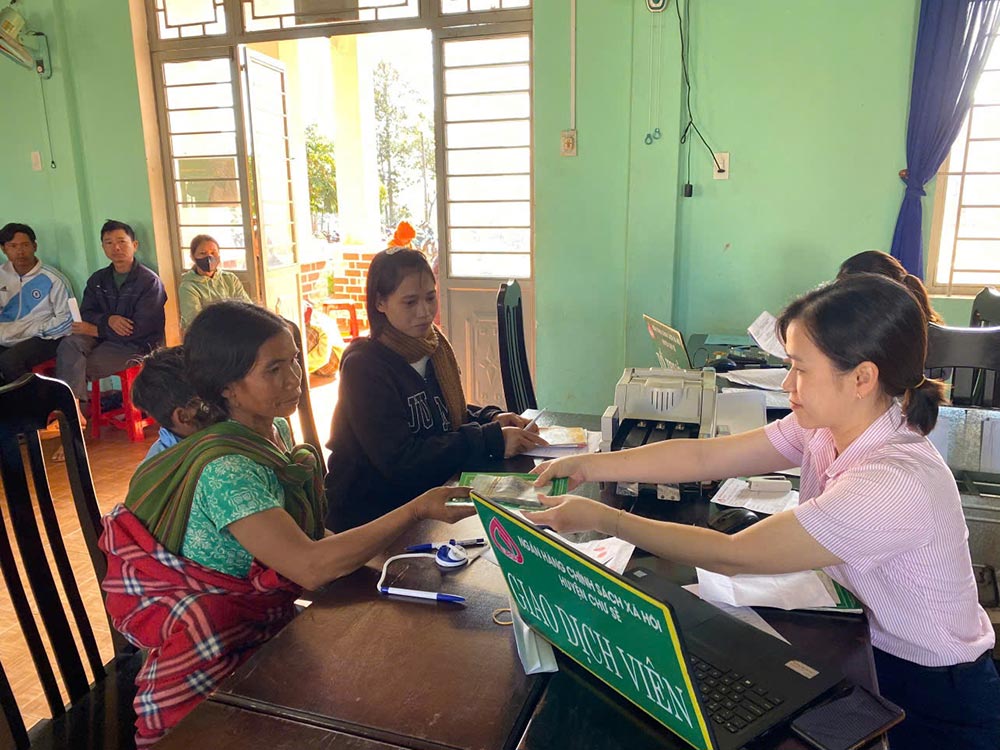 Diem giao dich xa cua NHCSXH huyen Chu Se hoat dong hieu qua, giai ngan nhanh giup dan kip vao vu san xuat. Ảnh: NHCSXH