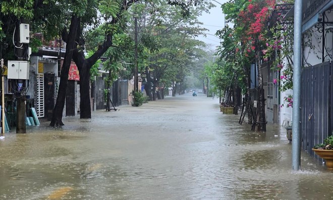 Las fuertes lluvias debido a las tormentas 1 causaron inundaciones en muchos caminos de Hue City, algunos lugares no podian caminar. Foto: Nguyen Luan