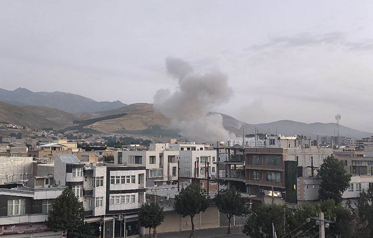 El humo se eleva despues del ataque de Israel a Teheran, Iran, en la mañana del 13 de junio. Foto: AFP