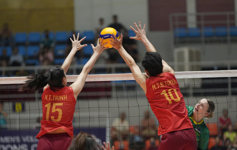 El equipo de voleibol femenino de Vietnam se reunio con Kazajstan en las semi -finales de la Copa de Naciones AVC 2025. Foto: VFV