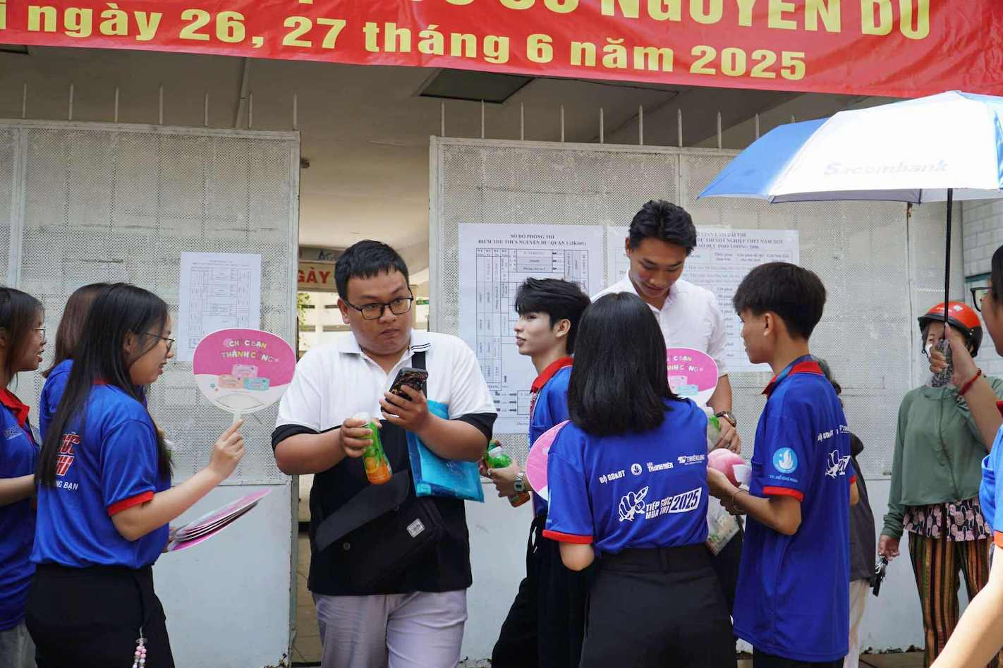 Thi sinh tai TPHCM roi khoi truong thi sau khi ket thuc gio lam bai mon Ngu van. Anh: Thanh Chan - Ngoc Le