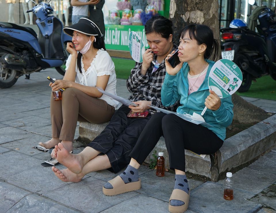 Phu huynh ngoi cho con tai diem thi o Truong THPT Nguyen Trai, TP Thanh Hoa. Anh: Quach Du