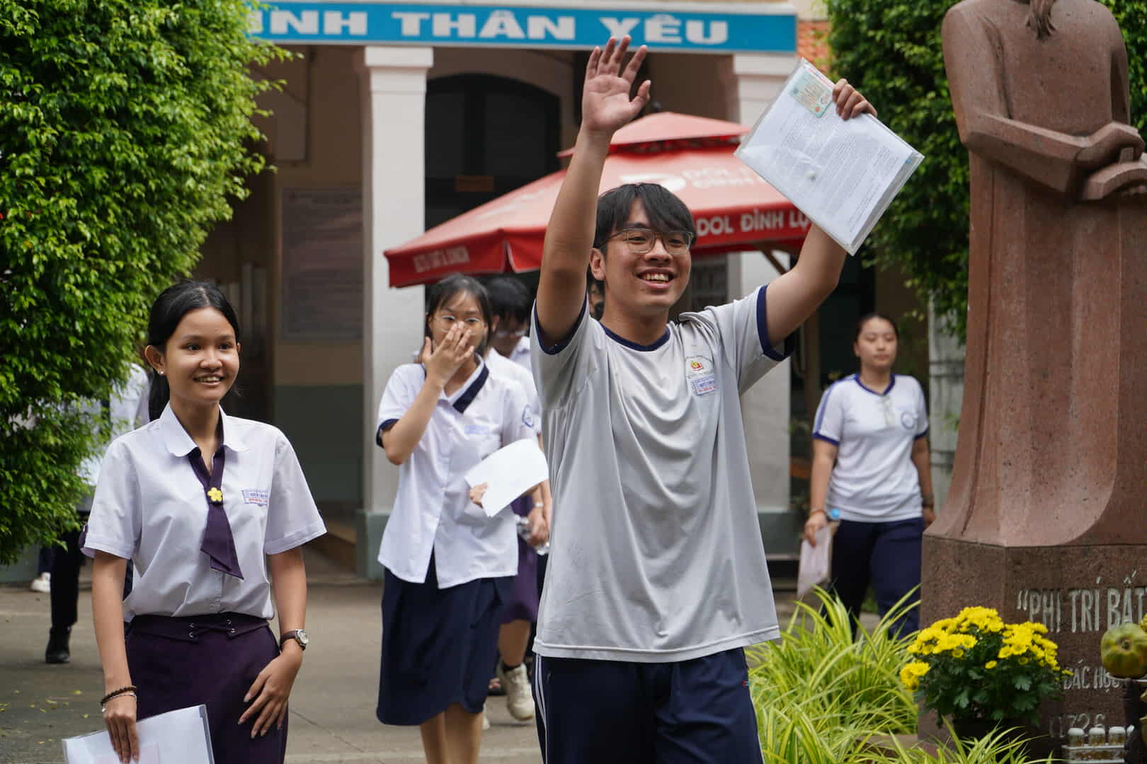 Hoc sinh tai TPHCM rang so sau khi hoan thanh mon thi Ngu van. Anh: Chan Phuc