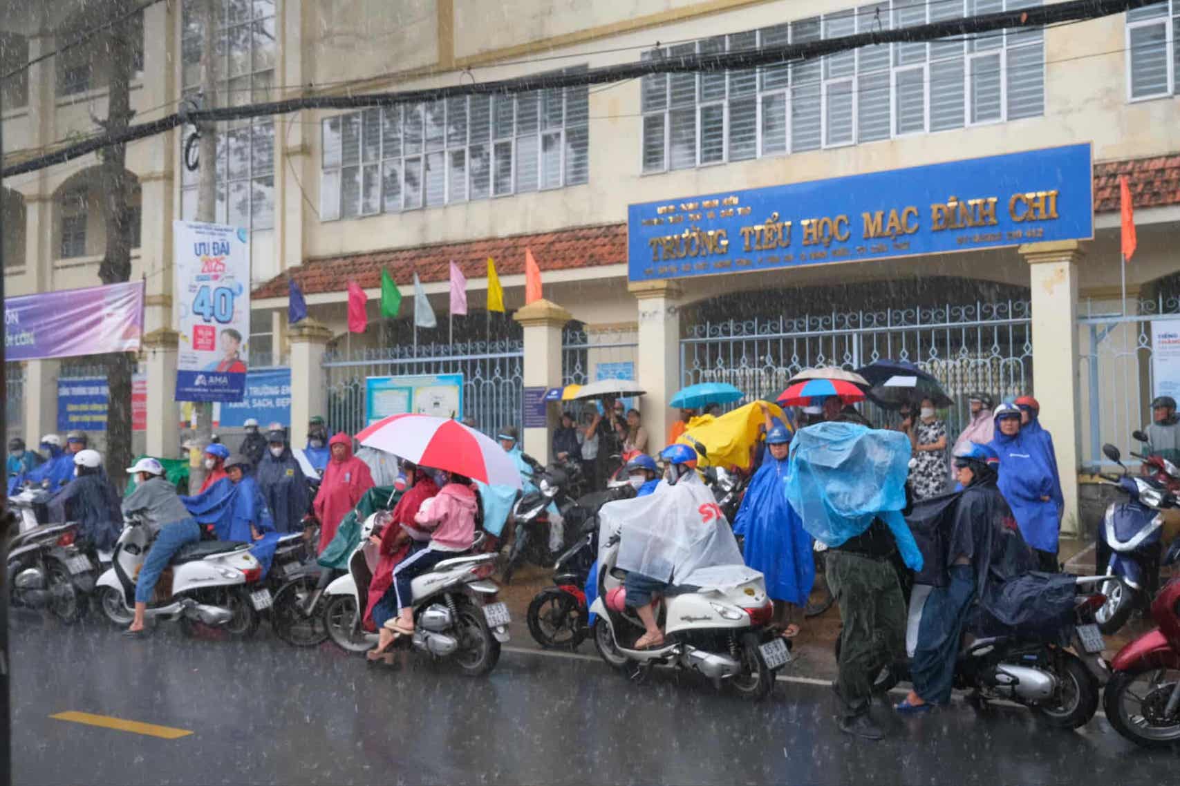 Phu huynh doi mua don con tai TP Can Tho. Anh: Phong Linh