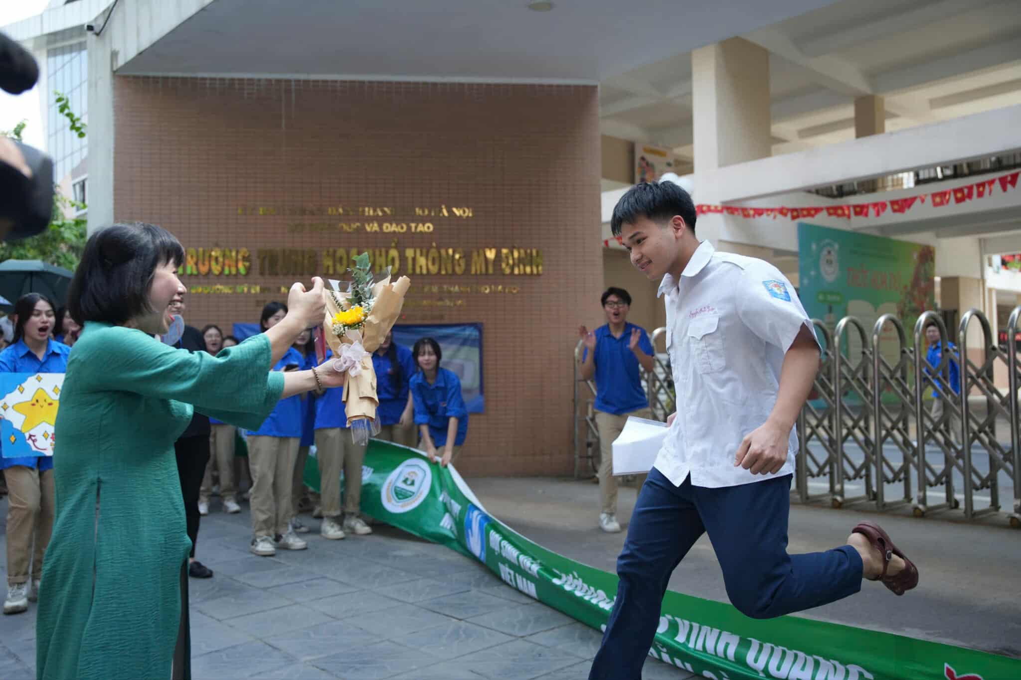 Thi sinh dau tien roi khoi diem thi Truong THPT My Dinh (Ha Noi). Anh: Huu Chanh