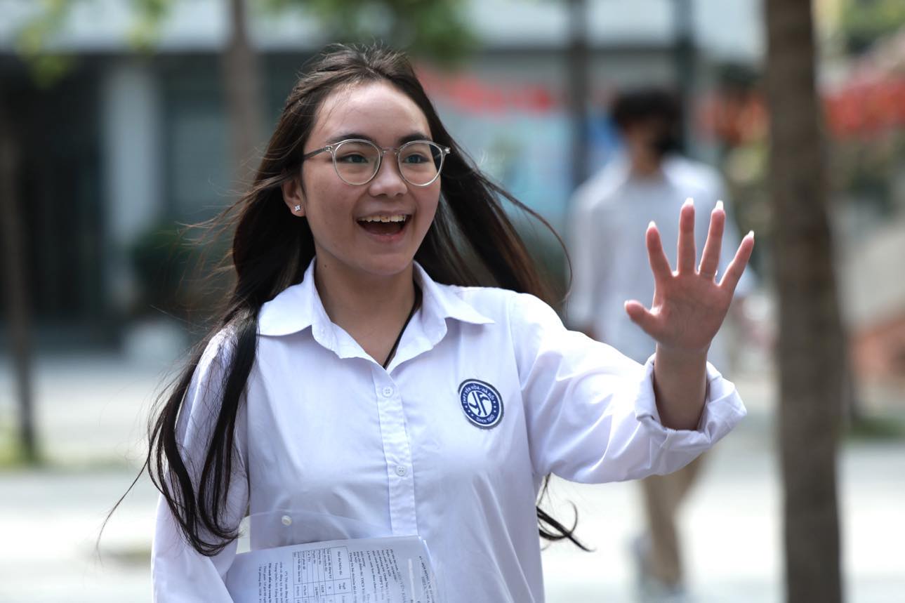 Si tu tho phao nhe nhom sau khi hoan thanh bai thi mon Ngu van. Voi su dong vien cua gia dinh, cac em tu tin buoc vao bai thi tiep theo la mon Toan vao chieu nay 26.6. Anh: Hai Nguyen