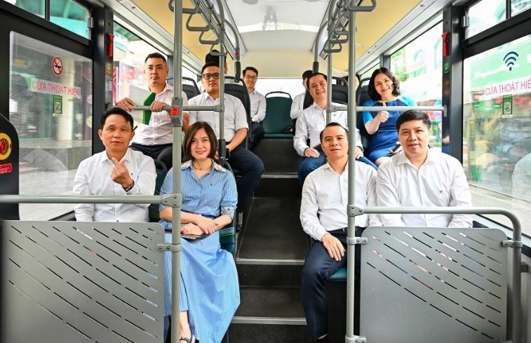 Lanh dao UBND TP Ha Noi, Ban lanh dao Vietcombank tham gia trai nghiem di chuyen bang xe buyt giua cac diem lam viec noi do cua Tru so chinh Vietcombank trong sang ngay 12.6.2025 sau Le khai truong. Anh: Vietcombank