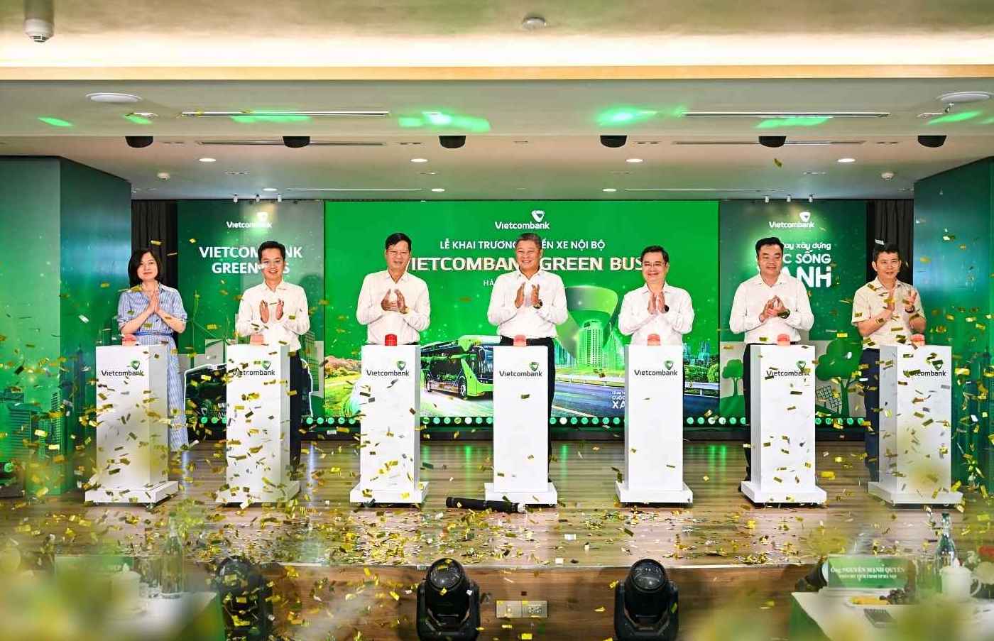 Dai dien lanh dao UBND TP Ha Noi, Quan Hoan Kiem, So Xay dung Tp Ha Noi, Tap doan Vingroup va Vietcombank thuc hien nghi thuc bam nut khai truong tuyen xe noi bo Vietcombank Green Bus sang ngay 12.6.2025. Anh: Vietcombank