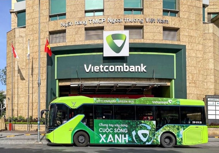 Vietcombank Green Bus khoi hanh chay thu tu ngay 2.6.2025 tai Tru so chinh Vietcombank - 198 Tran Quang Khai, Hoan Kiem, Ha Noi. Anh: Vietcombank