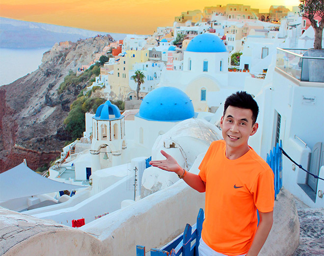 Doan Truong tren hon dao thien duong Santorini tai Hy Lap. Anh: Nhan vat cung cap
