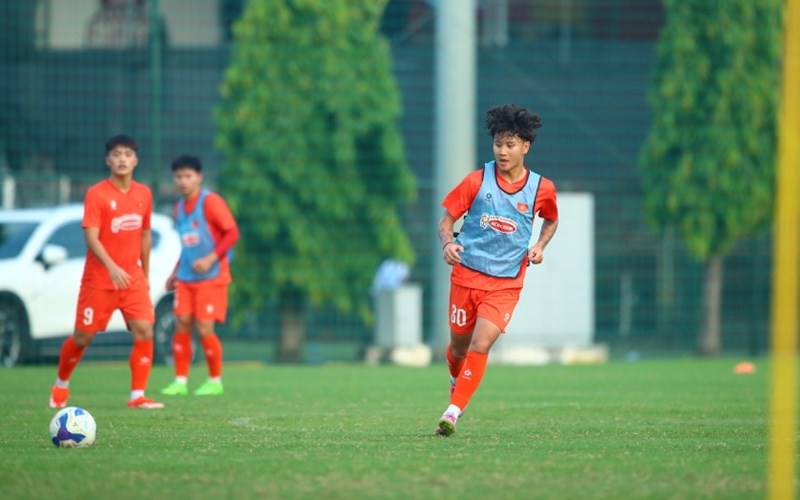 Overseas Vietnamese player Alex Bui in the U22 Vietnam team. Photo: Thu Khuc