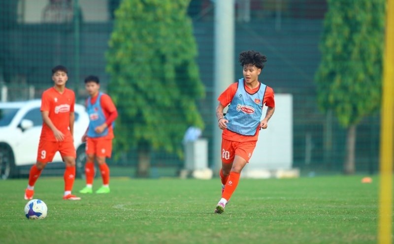 Overseas Vietnamese player Alex Bui in the U22 Vietnam team. Photo: Thu Khuc