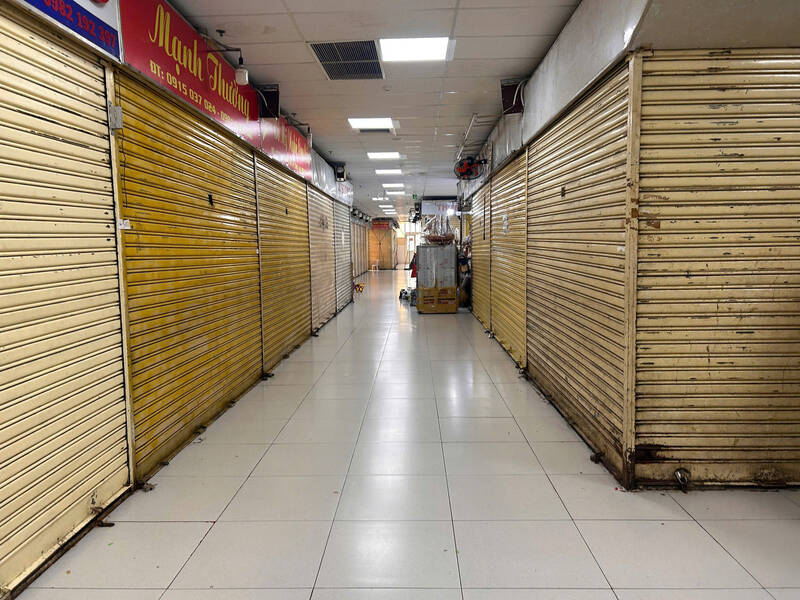 A series of kiosks at An Dong Shopping Center were closed. Photo: Ha May
