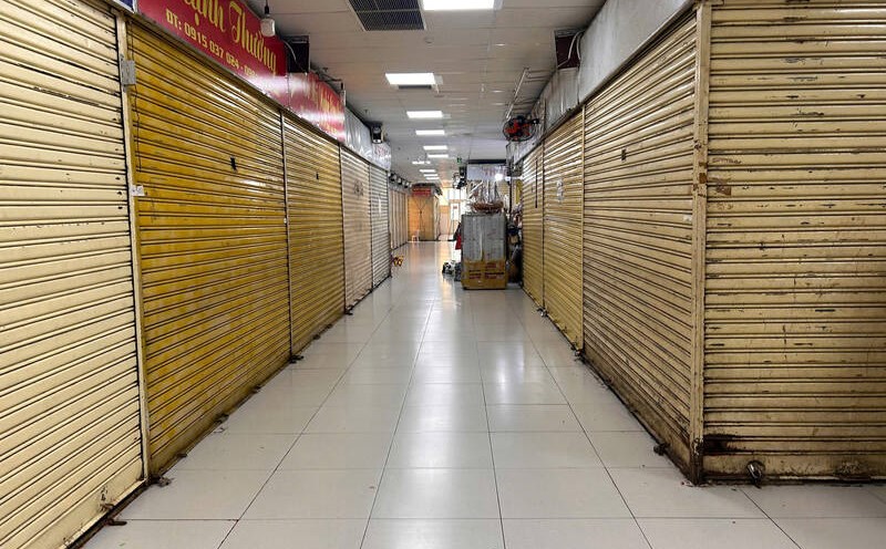 A series of kiosks at An Dong Shopping Center were closed. Photo: Ha May