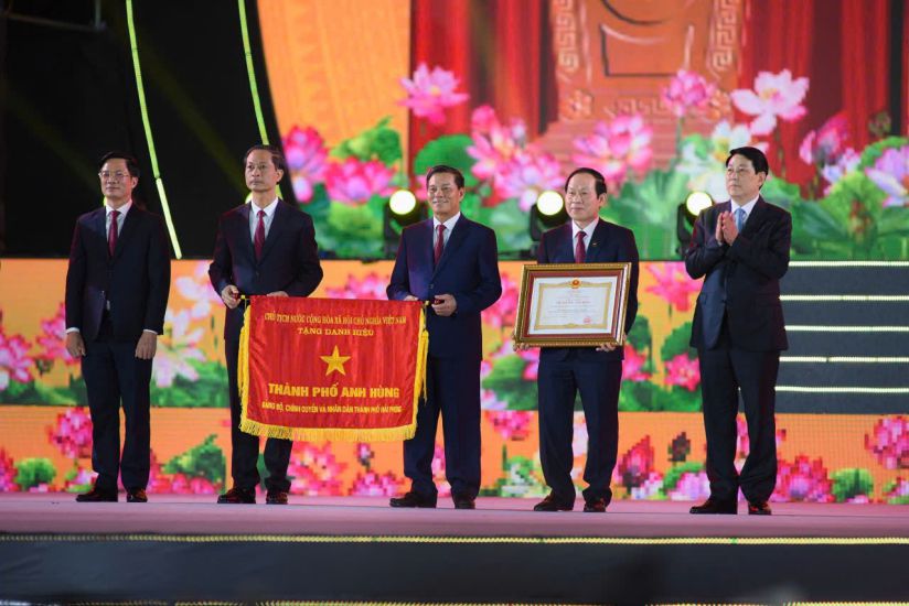Miembro del Politburo, el presidente Luong Cuong otorgo el titulo de Hero City a Hai Phong City. Photo Dam Thanh