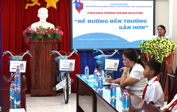 Reporters and journalists in Khanh Hoa presented 20 bicycles to support Raglay students to school. Photo: Huu Long