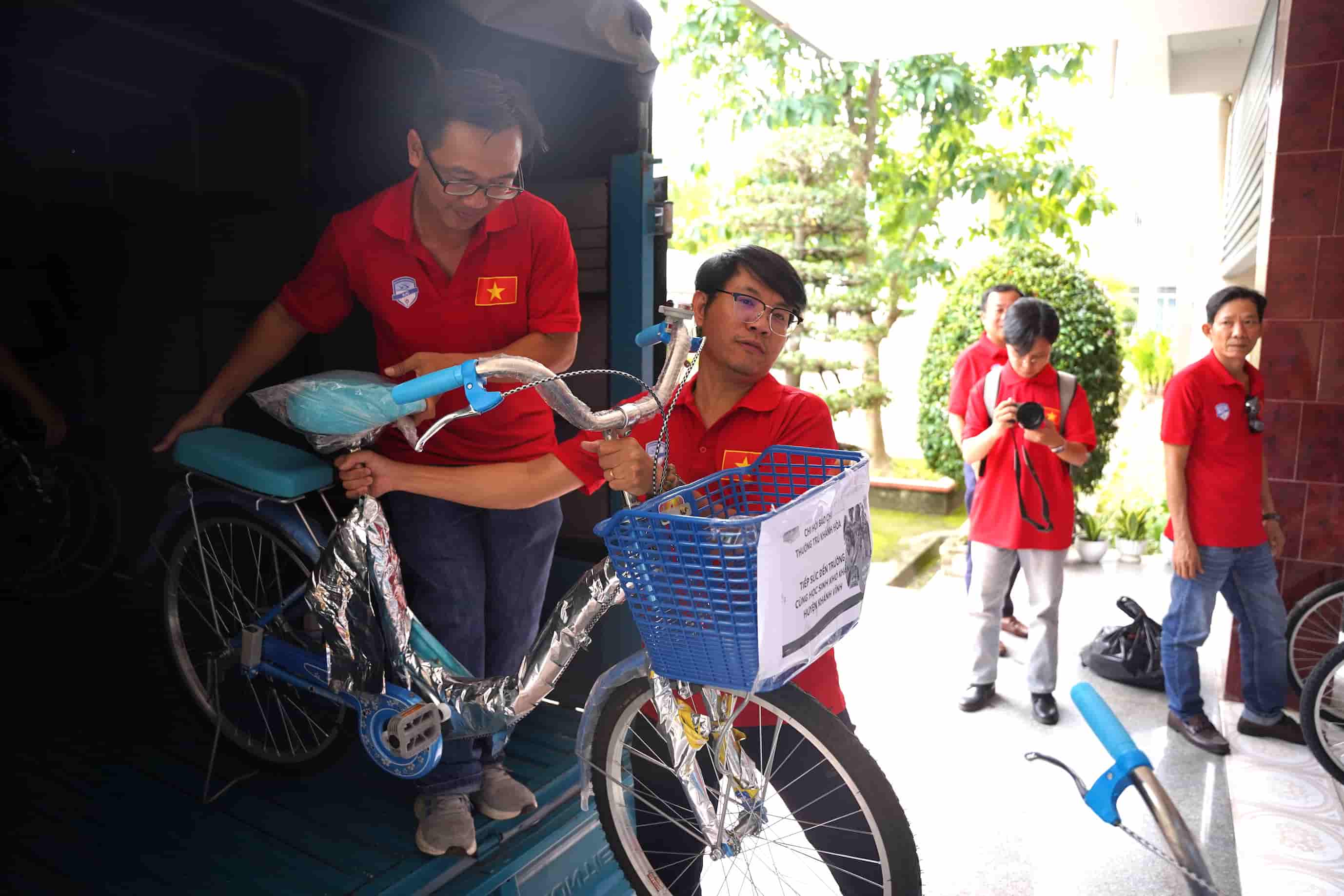 Chi hoi Bao chi thuong tru Khanh Hoa to chuc trao 20 phan qua gom xe dap moicho 20 hoc sinh vuot kho, hoc gioi. Anh: Huu Long