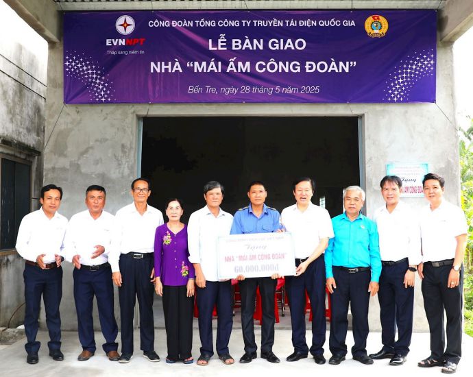 Mr. Trinh Tuan Son - Chairman of the Trade Union of Vietnam Power Transmission Corporation (EVNNPT) - presented support to the union member's family. Photo: Van Lac