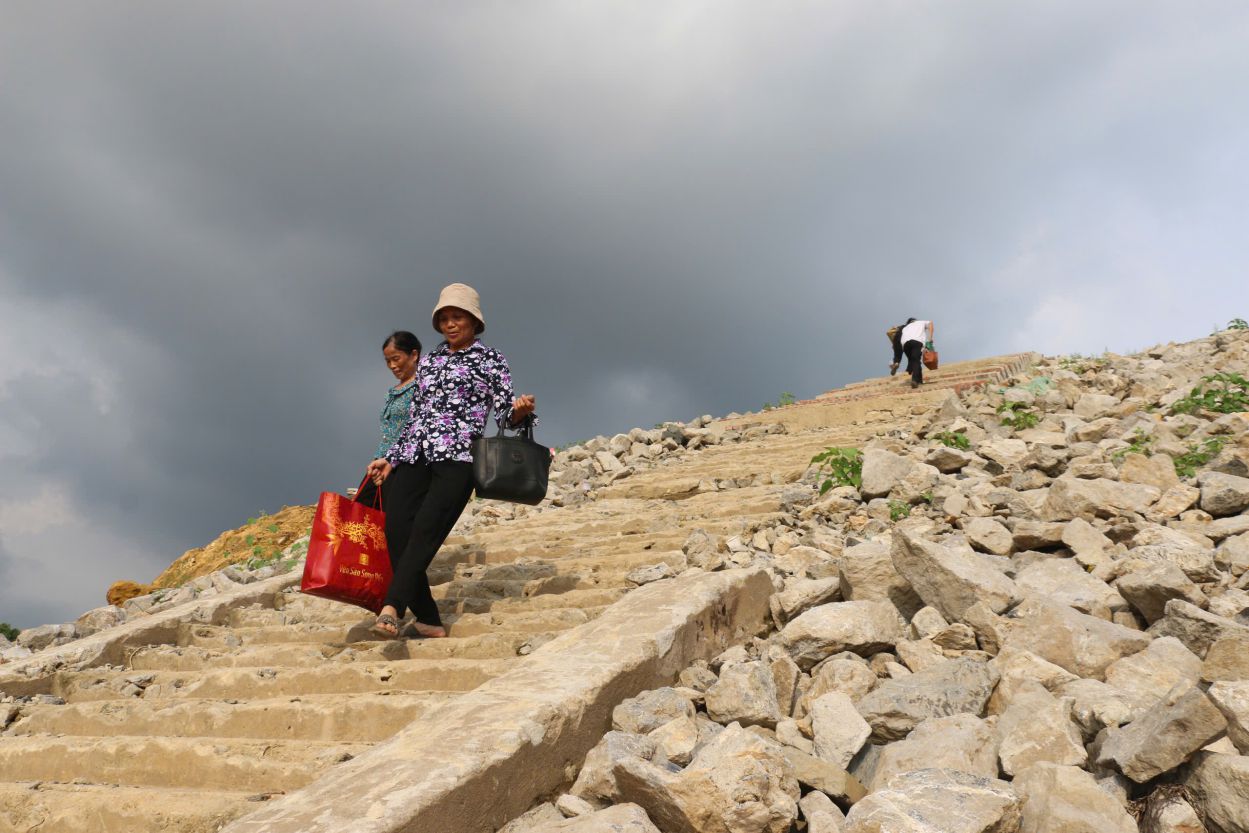 Muc nuoc ho Hoa Binh xuong thap khien nguoi dan va du khach phai di bo xa, leo doc hoac vuot qua nhung bai dat da go ghe de tiep can thuyen. Anh: Binh Khang