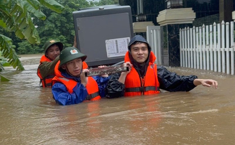 Heavy rain not only causes landslides, but also floods. In the photo, Lao Bao Town Police relocated assets to help people. Photo: Han Nguyen