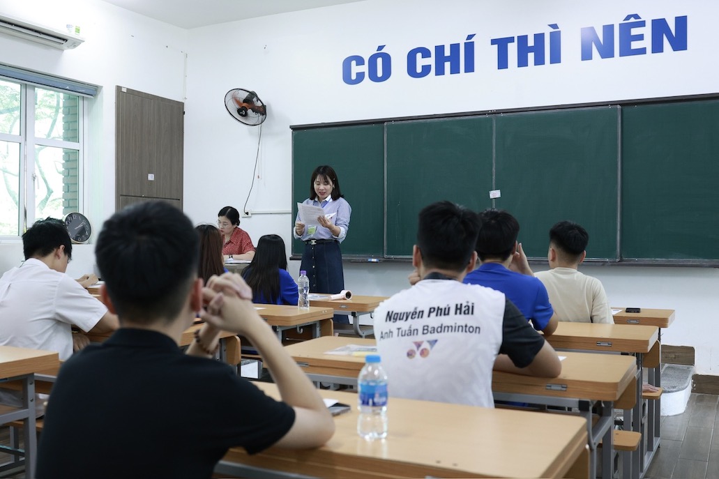 At the end of the Literature major for high school graduation in 2025, 10 candidates nationwide had their exams suspended, a decrease of 2 students compared to 2024. Photo: Hai Nguyen