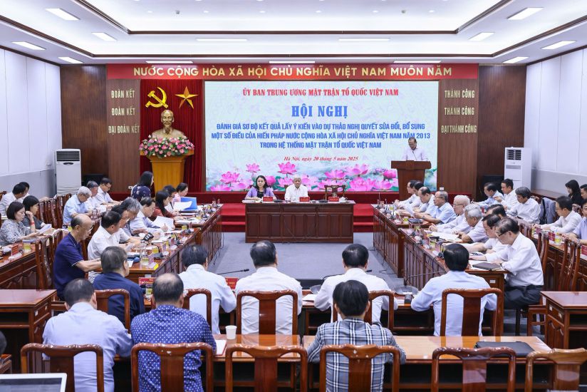 Conference to review the preliminary results of the consultation on the draft Resolution amending and supplementing a number of articles of the 2013 Constitution of the Socialist Republic of Vietnam in the Vietnam Fatherland Front system. Photo: Bao Han