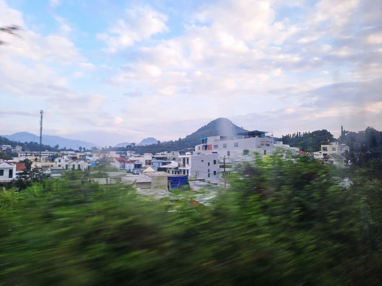 Scene of patrolling through the windows of the North-South train. Photo: Huong Chi